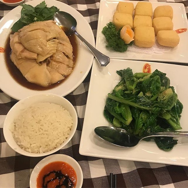 You can never go wrong with chicken rice.
