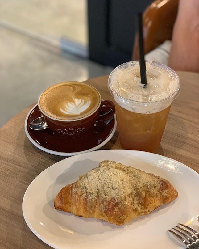 Yuzu apple croissant and drinks with mama.