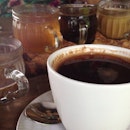 Mencicipi kopi luwak, kopi Bali, kopi cokelat, kopi ginseng, pure cocoa, kopi vanili dan sejumlah minuman lainnya.