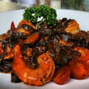 Black tagliatelle #pasta with #prawn in tomato sauce with lotsa cherry tomatoes.