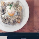 Huuuuuge amount of creamy truffled mushrooms with Brie and gruyere (cheeeeeeeeese!!) and sous vide egg on crispy ciabatta slice; so creamy so rich so filling 
#VSCOcam #vscosg #vscofood #food52 #sgcafefood #sgeats #sgcafe #sgfood #burpple