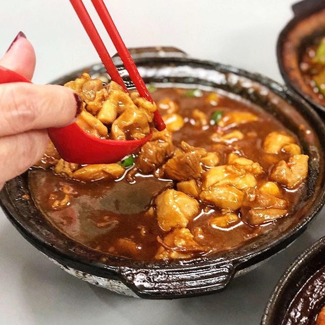 @lauwangclaypot serves delicious homely style claypot dishes in the Serangoon neighbourhood.