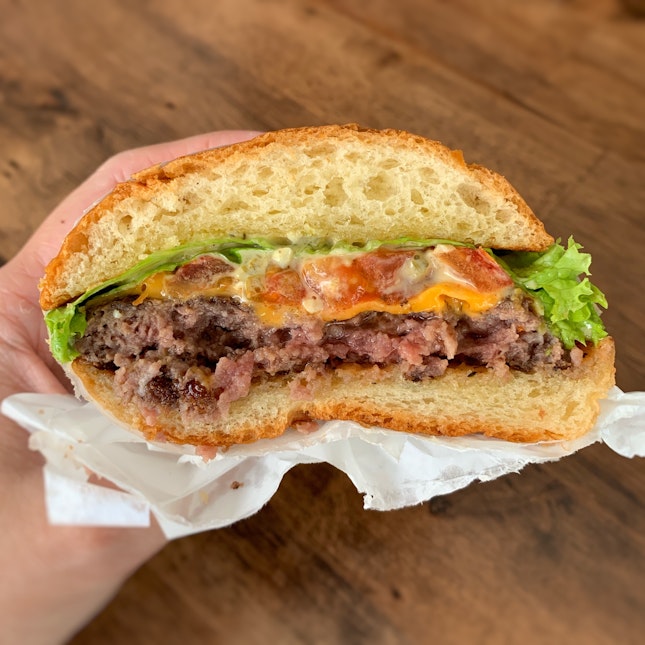 The Famous Basic Burger Of BurgerLabo Is Available Here And It’s Even Tastier Now!