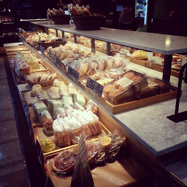 Tous les Jours bakery at Gimpo Airport Domestic Terminal!
