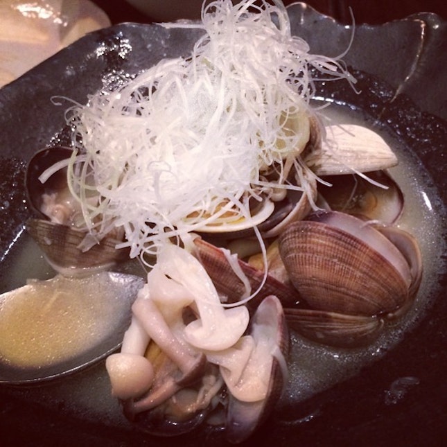 Clams with mushrooms in sake sauce.