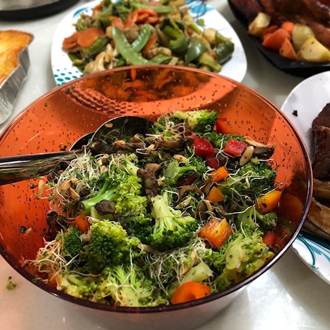 Salad variation 2 that’s vegan-friendly: broccoli with capsicum, alfalfa, toasted almonds and sautéed balsamic mushrooms.