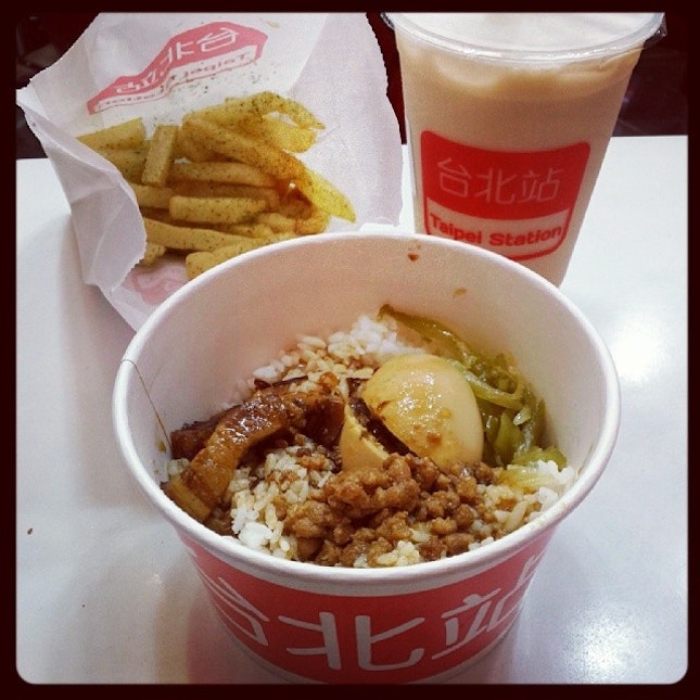卤肉饭 + Seaweed Fries + Milk Tea #TaipeiStation #卤肉饭 #notbad #fries #milktea #dinner #IMissTaipei