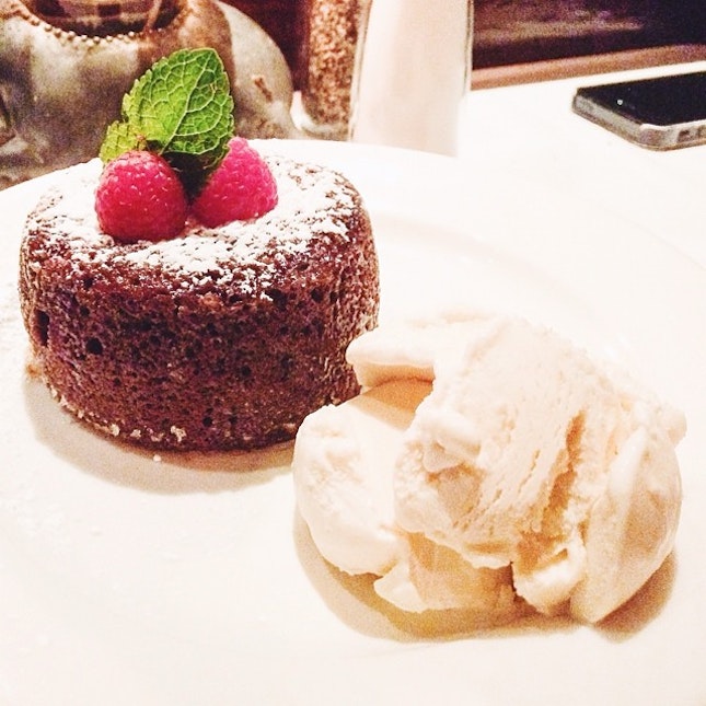 Can't go to Morton's without having their legendary hot chocolate cake 😋 
#sgfood #sgfoodies #food #foodporn #igsg #mortons #dessert #vscofood #vscocam #instafood