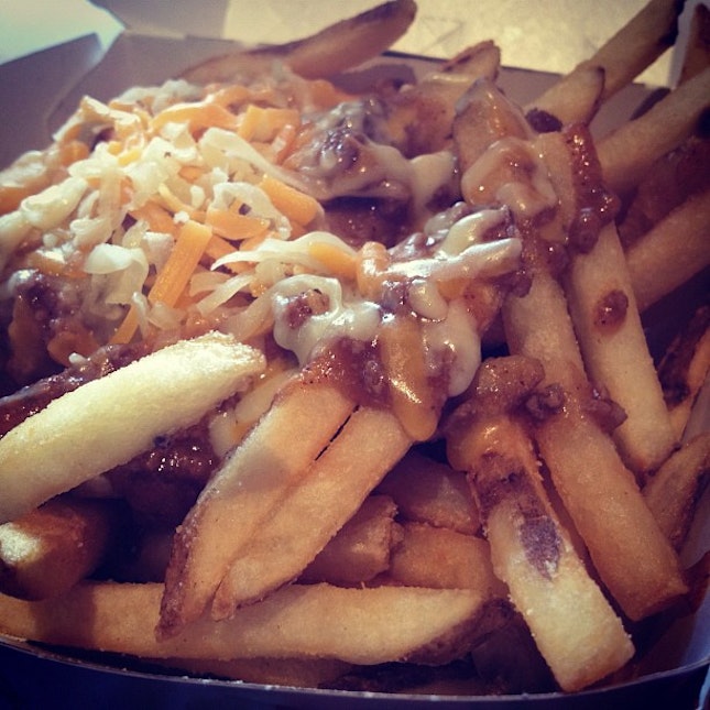chilli cheese fries 🍟 #cheesefries #carlsjunior #love #lunch