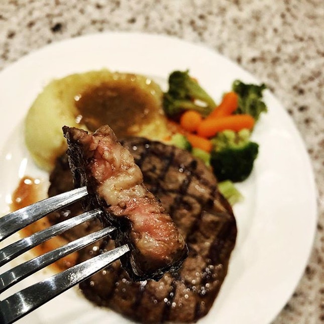 Tender medium well Ribeye steak @carvers_x
.
