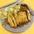 Economical Bee Hoon Mee from Hong Kee Economic Bee Hoon

The fried bee hoon and noodles here are not too oily and tempting to have, while the fish fillet and the cabbage are mostly average.