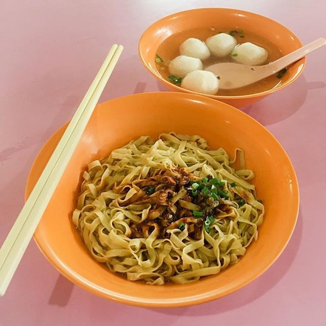 Fishball Noodles Dry from Xin Lu Teochew Fishball Noodle

The noodles here are springy and soaked in a small layer of soup that goes perfectly with the savoury sweet sauce when tossed together!