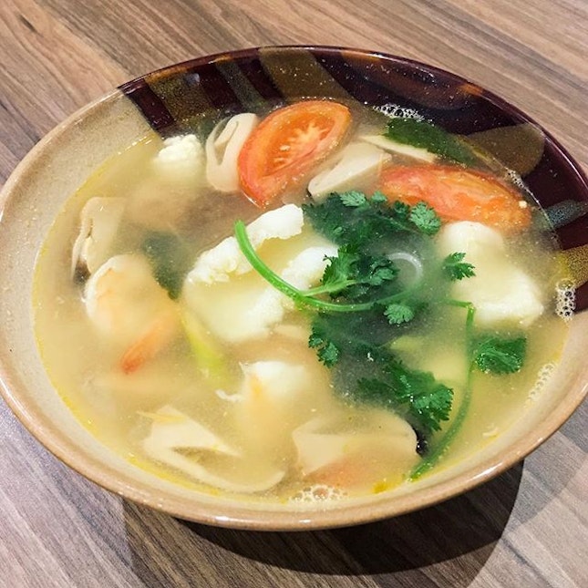 Clear Tom Yum of Seafood Noodle

The soup tasted pleasant, with a combination of slight spiciness and sourness, added with the sweetness from the various seafoods, mushrooms and tomatoes that was absorbed by the slurpy noodles!