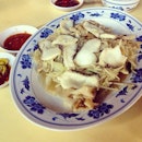 Sliced fish and kuay teow(flat rice noodles) with a load of my favorite beansprouts.