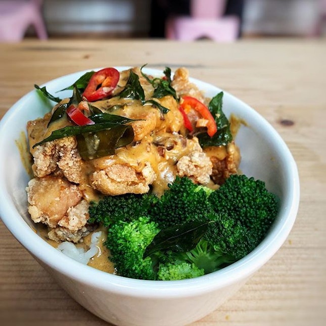 A flavourful bowl of salted egg crispy fried chicken with broccoli.