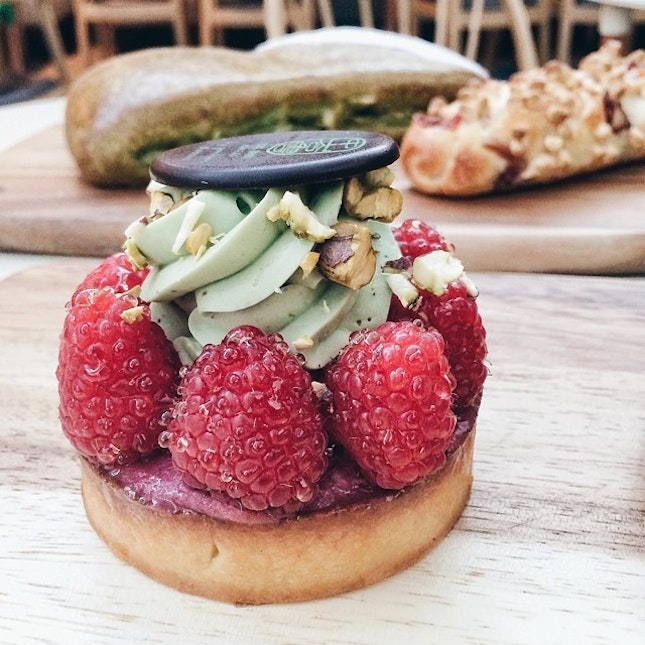 Loving how pretty this Raspberry and Pistachio Cream Tart is 😻 and it's just one of the many new items Gontran Cherrier has recently introduced at his #TiongBahruBakery outlets.