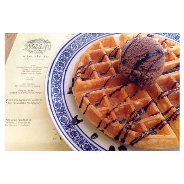 waffle with chocolate truffle ice cream || this place is totally overrated