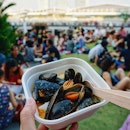 was planning to take a #SFFflatlay at #streat2016 but somehow the backdrop of a grass picnic area and #MBS in the background was more attractive lol 🌾we tried the Curry Blue Mussels from @thedisgruntledchef and Buah Keluak Nasi Ulam by @candlenutsg.