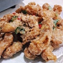 Salted egg fried squid ($12 for a small serving) ⭐️ 3.5/5 ⭐️
🍴Squid fried in salted egg batter.