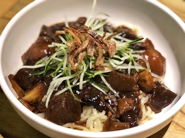 Jajangmyeon ($10.90 nett)
⭐️ 4.5/5 ⭐️
🍴Love some classic Korean food and this #vegetariankorean restaurant does it really well and for an affordable price.