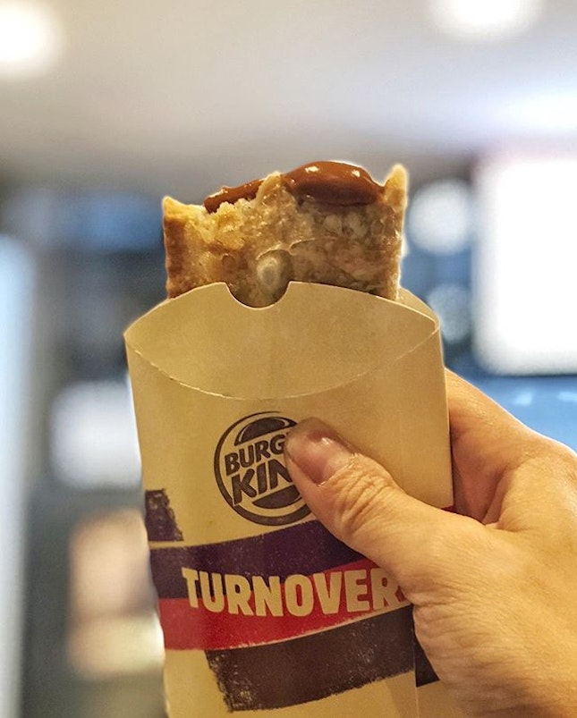 Teh tarik pie ($1)
⭐️ 4/5 ⭐️
🍴Headed down to #burgerking to try the newest limited edition #tehtarikpie created to celebrate S’pore’s bday ‘cause for only $1, why not!