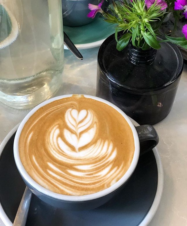 Flat white ($4) ⭐️ 4/5 ⭐️ 🍴Smooth flat white that is easy to drink without being acidic or bitter.
