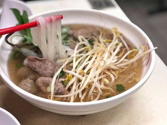 Beef pho ($15) ⭐️ 3.5/5 ⭐️ 🍴The price difference between small & medium is only $1 but we aren’t sure about the actual size difference since it made sense to opt for the bigger portion.