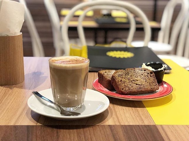 <🇩🇪> Mut steht am Anfang des Handelns, Glück am Ende
<🇬🇧> Courage First, Happiness Later
•
☕️: Honey Ginger Chai - S$6.00
🥧: Banana Bread - S$3.50
📍: @kithsingapore Singapore