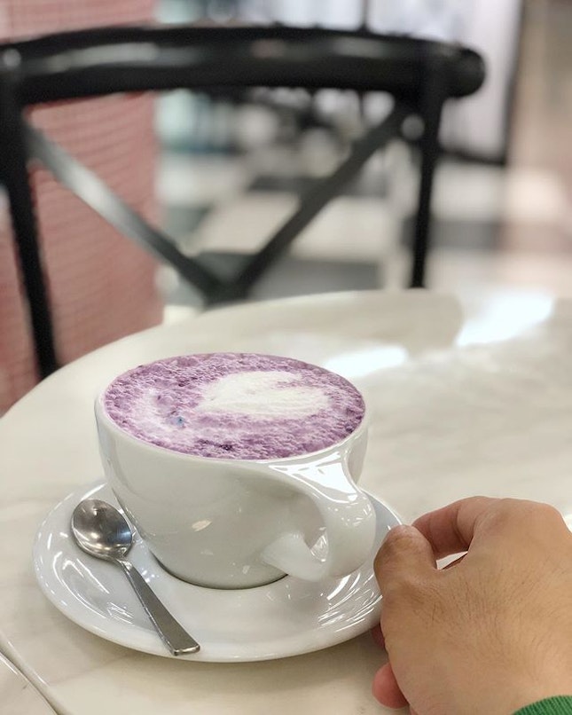 <🇩🇪> Nochmal wieder bei @jewelcoffee ☺️ diese Taro Latte ist echt geschmackvoll und und und...die Farbe 😍
<🇬🇧> back at @jewelcoffee ☺️ this Taro Latte is really tasty and and and...the colour 😍
•
☕️: Taro Latte - S$6
📍: @jewelcoffee @marina.one.official Singapore