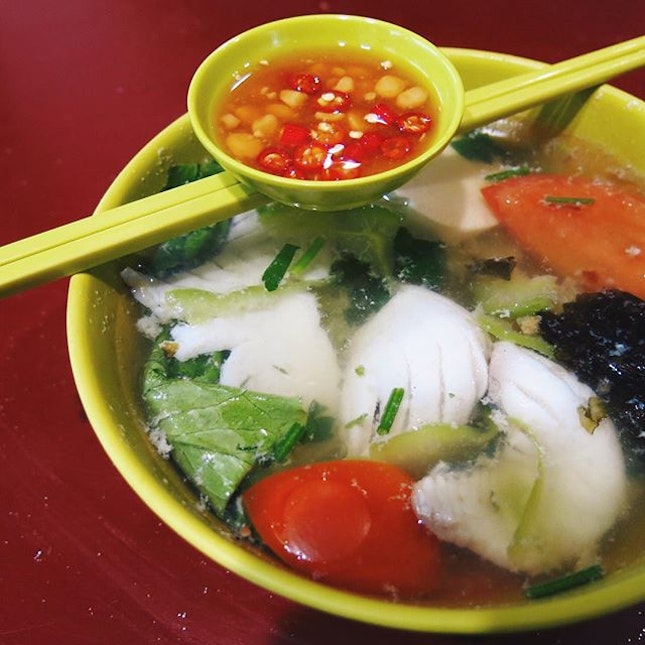 [Albert Complex Market & Food Centre] Another stall with a crazy long queue at Albert Complex Market & Food Centre is Angel Horse Teochew Fish Soup.