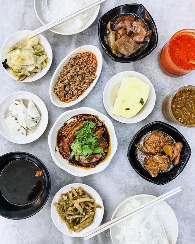 The warm fuzzy feeling that you get when eating Teochew porridge is like covering yourself with a blanket when it rains in the night.