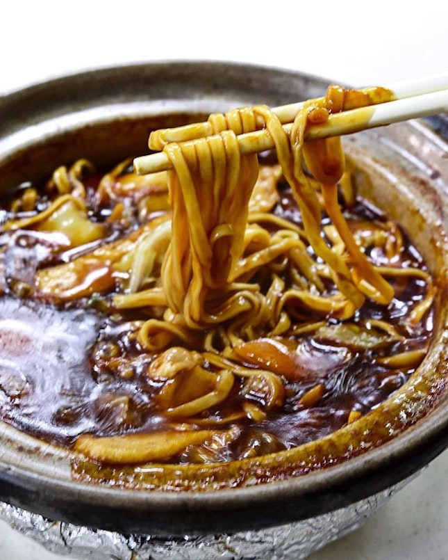 Besides the irresistibly good kaya butter buns and sugar doughnuts, another dish that most people come to YY Kafei Dian for is the Claypot E-fu Noodles ($5.50), that comes bubbling hot and a chock full of ingredients in it including the not-so-commonly seen items such as yam cubes.