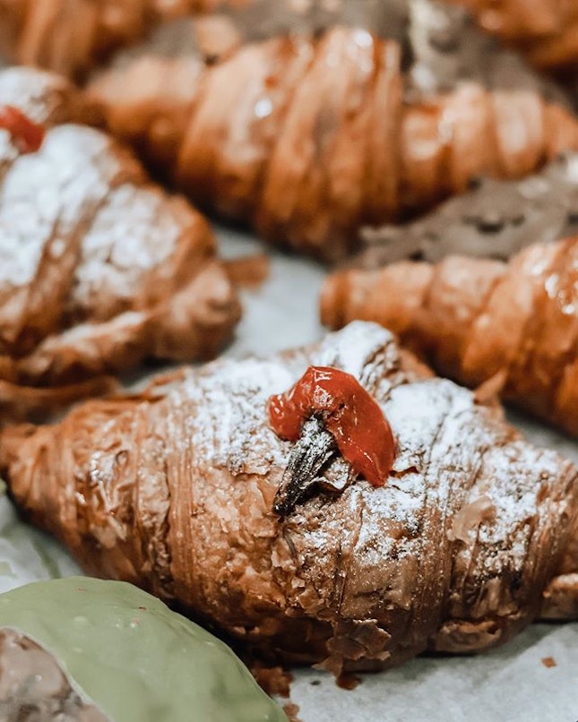 Do you know that you can actually get Brotherbird’s popular croissants such as the Strawberry Daifuku Croissant and Oolong Tea Croissant from their takeaway-only outlet at CT Hub 2?