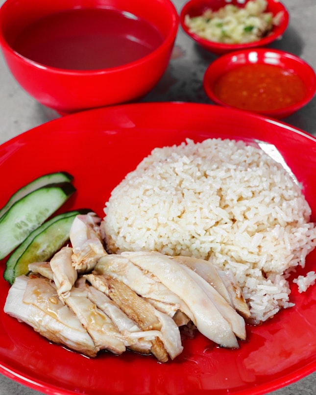 With origins from Sin Kee, the famous chicken rice at Margaret Drive, this stall is now run by Ms Cheong, whom is one of the apprentices of Mr Niven Leong, the son of the original founder of Sin Kee, and she has taken over the reins from the previously named Uncle Chicken Rice to now Sin Kee Simpang Bedok.