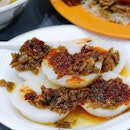 This stall is simply called 水粿 or more commonly termed as chwee kueh, which are steamed rice cakes served with a preserved radish topping and chilli by the side.