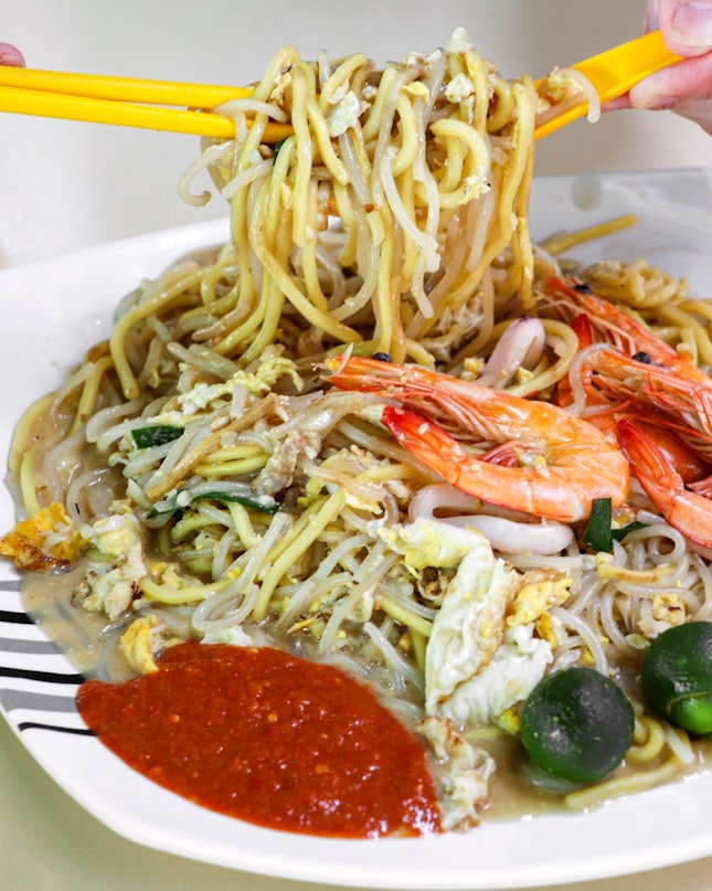 A nondescript fried hokkien mee stall within the Sheng Siong’s food court at Jurong West Avenue 5 that will not make heads turn but you should not skip it when you are there.
