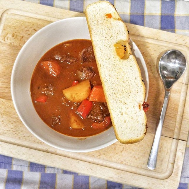 Homemade Beef Goulash with fresh Thyme and Cherry Tomatoes Focaccia for the RennetanTans ❤

Sharing with you both recipes featuring #whatifeedmybf and #whatifeedmyparents.