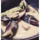 O'Mussels ($14.90)
Creamy mussels sautéed in Thyme leek sauce, coupled with Sourdough bread.