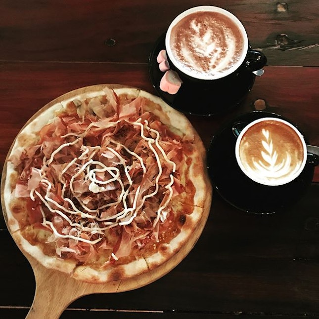 #pizzajapaneseromana #gelatowaffle #overrainyday 🍕 #foodtherapy #afterahecticweek #instafood #instadrink #instadessert #foodporn #foodlover #burpple #instaweekend #iceedgecafe #felzfooddiary