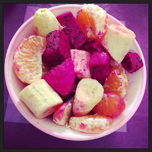 #happyhealthy #fruitbowl 🍊🍌🍇#forachange #healthybreakfast #happysunday #instabreakfast #instafood #instafruit #foodporn #foodlover #burpple #instaweekend #felzfooddiary