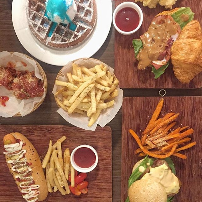 📍bucktile cafe [clementi]
•
lunch galore at @bucktile.st •
fancy some blue velvet waffles and an assortment of burgers and mains?