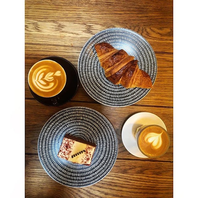 | Over Coffee |

Cake: 🆗
Flat White: 🆗
Gibraltar: 🆗
Croissant:✖️(stale)
.