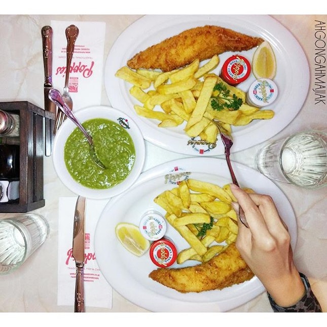Poppie’s Fish & Chips 👍🏻
✅Traditional Fish & Chips {7}
✅Homemade Mushy Peas {8}
[£12.20/regular cod and £2.85 respectively] - Visited one of the more recommended places here in London for traditional fish and chips!