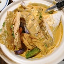 Relax yourself and enjoy homey food with your friends and family @lim_spring_court
While you are busy chatting about life, don't forget to feast on their delicious food.🤭
And here comes the main, Lim Spring Court Curry Fish Head.👍
Loads of ingredient with a big fish head in tasty curry sauce.🤤 We Sapu(clear) this dish very fast.😋 Drinking curry like nobody business.