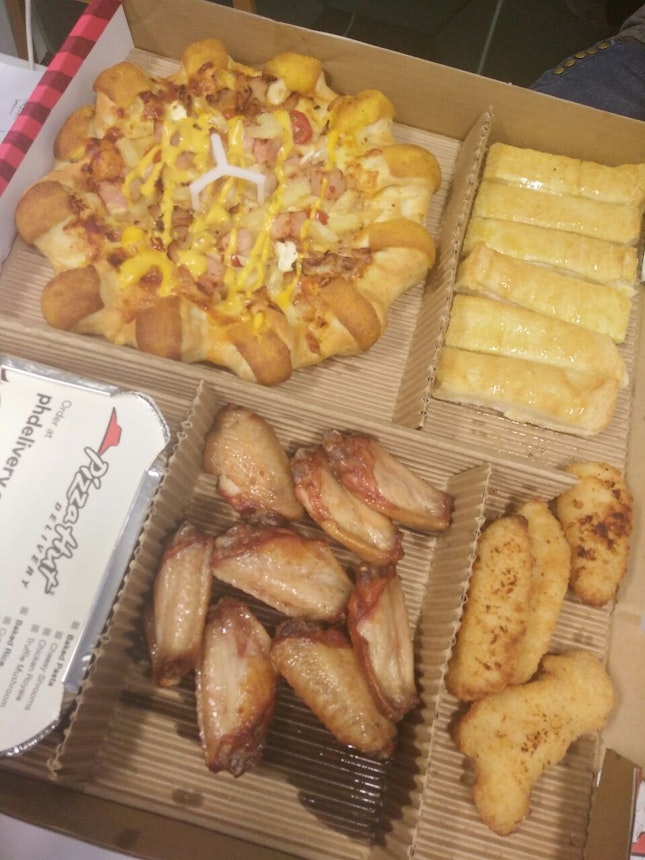Pizza Hut's Cheesy 7 Loaded Puff Extreme
