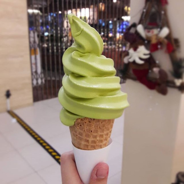 Buying $5 Tsujiri Soft Serve o-matcha to boost my mood after I couldn't get Fujiyama Dragon Curry $1 promo yesterday 😢 Soft serve did a good job though 😀 Ultra creamy and milky swirl of soft serve with subtle matcha flavor.
