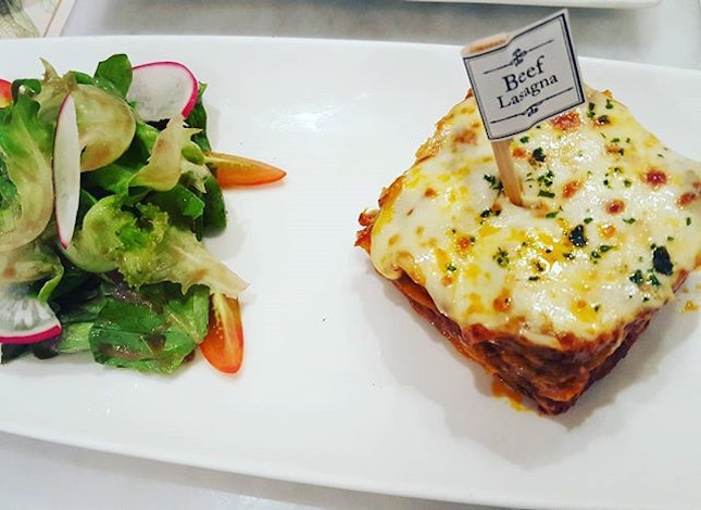 Beef lasagna with salad #audreycafe #audreycafebangkok #wheretoeat #wheretotravel #burrple #bangkokfood #audreycafethonglor #beeflasagna #beef #salad