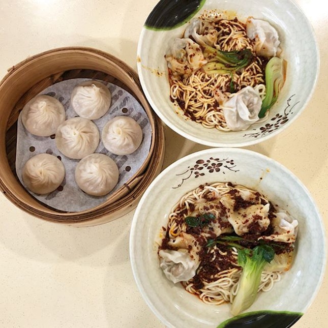 If you ever find yourselves craving xiao long bao but can't bear to or have no moolah💰 to part with, look no further than @supremexiaolongbao , a small hawker stall run by a former Crystal Jade chef located in a coffee shop at Holland Drive.