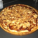 Roasted duck pizza topped with crispy popiah skin and cheese.