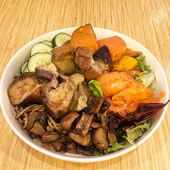 Eating healthy has never been easier with @tossnturnsg 😊 I would say that it ranks top in terms of affordability, quality and value-for-money because the portion size is really generous and everything is just so good you'll forget its a salad bar!😹 .